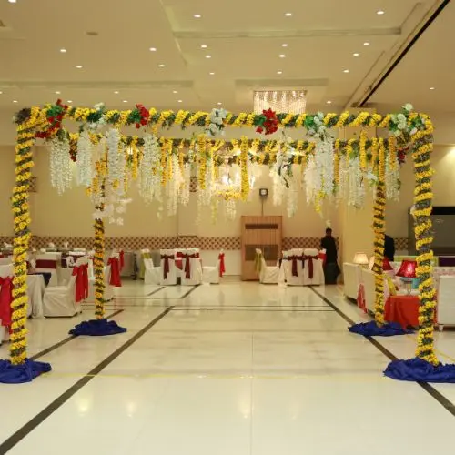 Reception decoration with flowers and lanterns